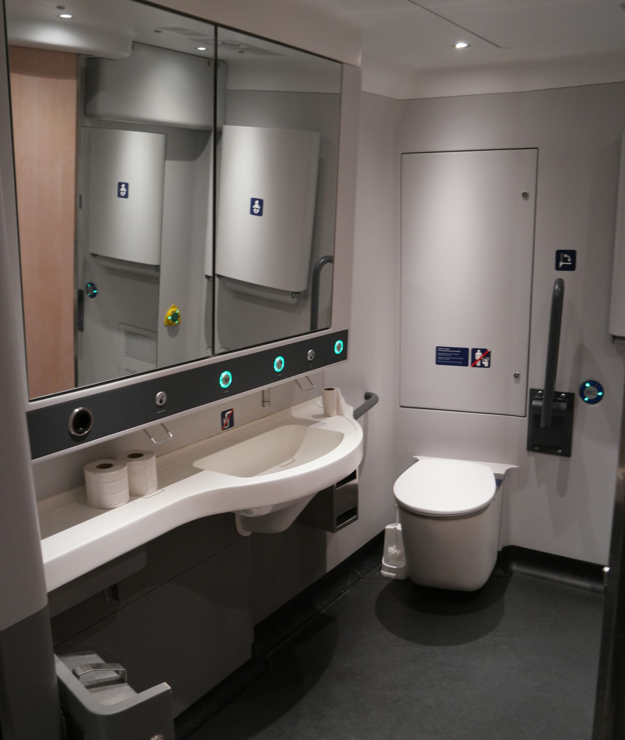 Barrier-free toilet on the Nightjet night train from Basel to Hamburg