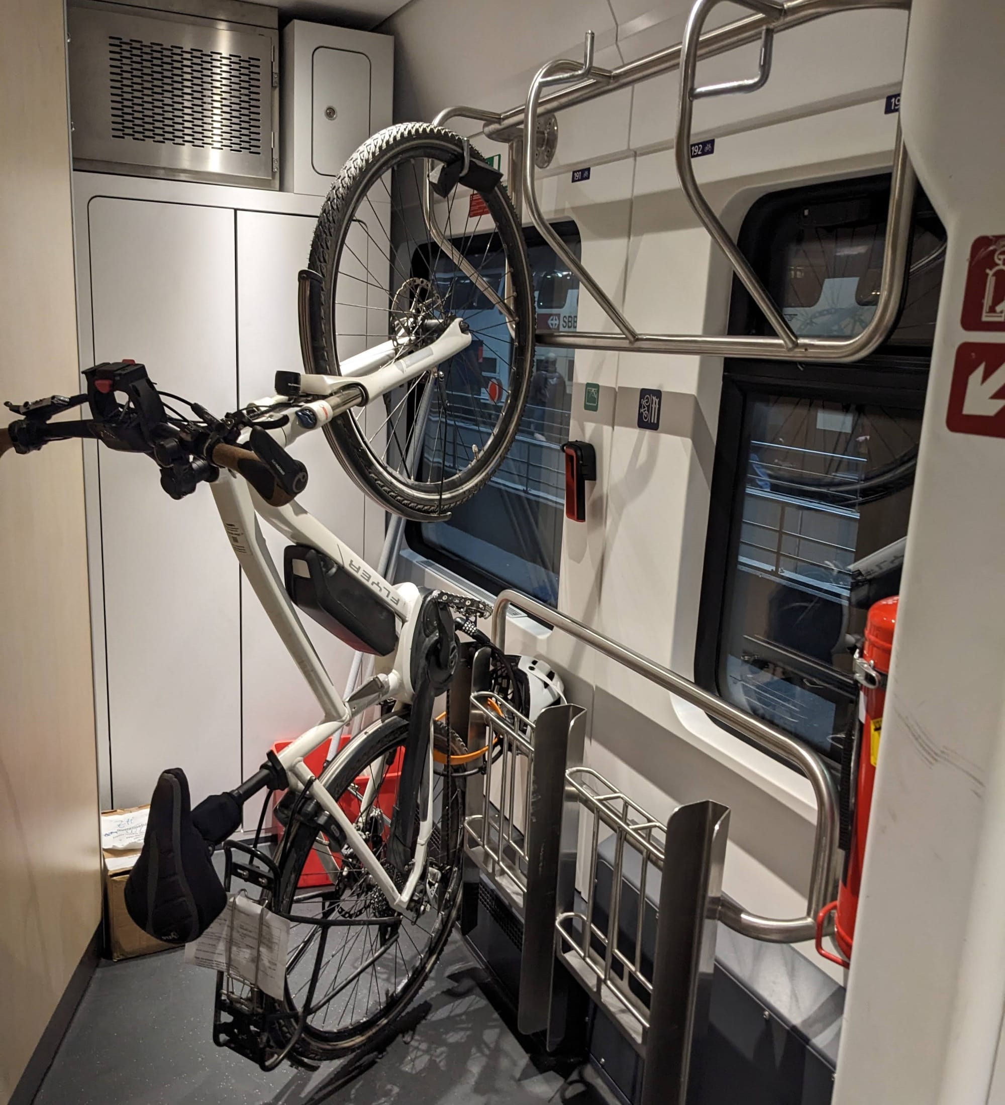 Fahrrad in einem Nightjet-Nachtzug - gut gesichert mit zwei Schlössern