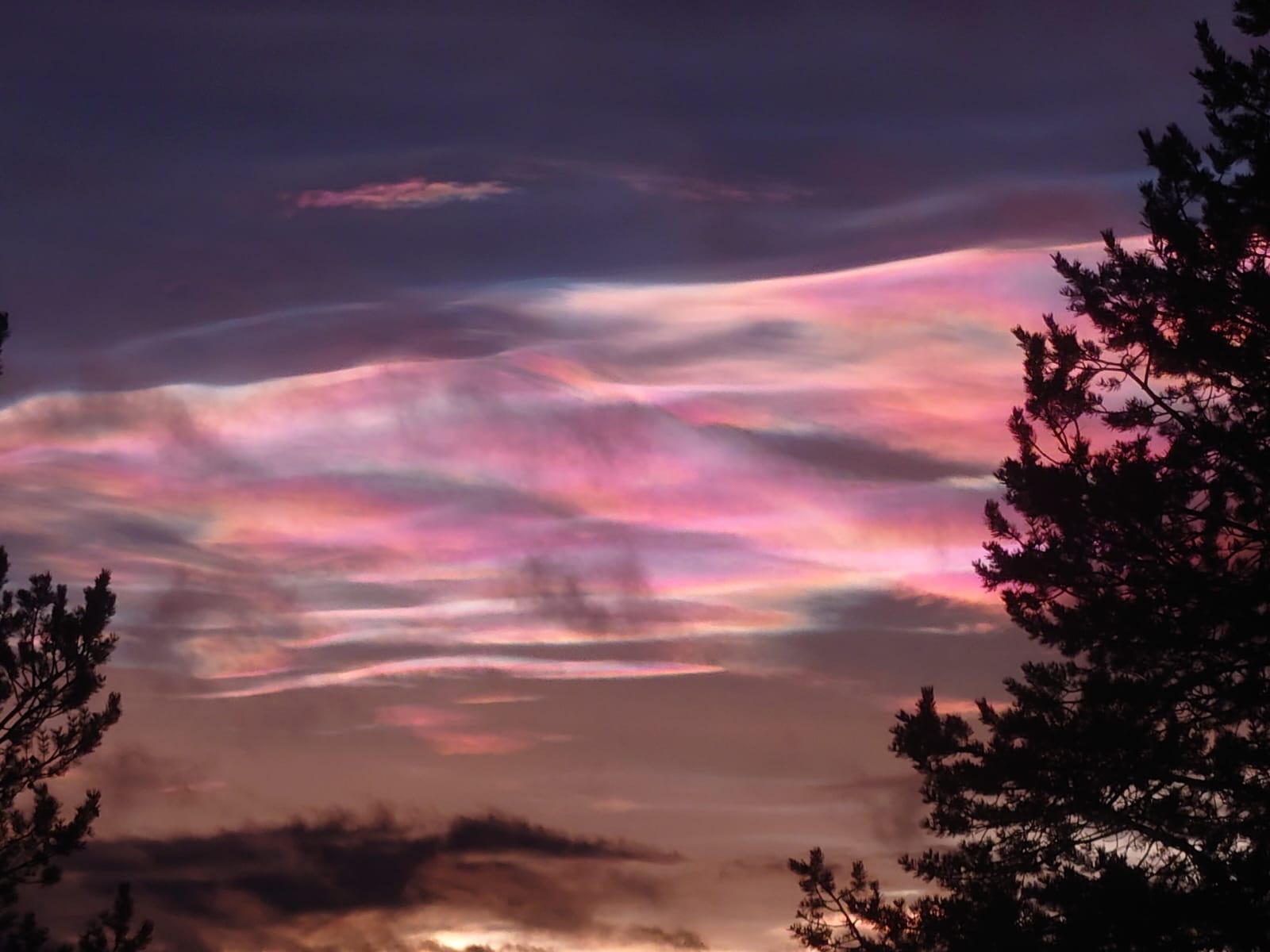 Das unglaublich schöne Phänomen "Pärlemor"-Himmel, übersetzt "Perlmutthimmel".