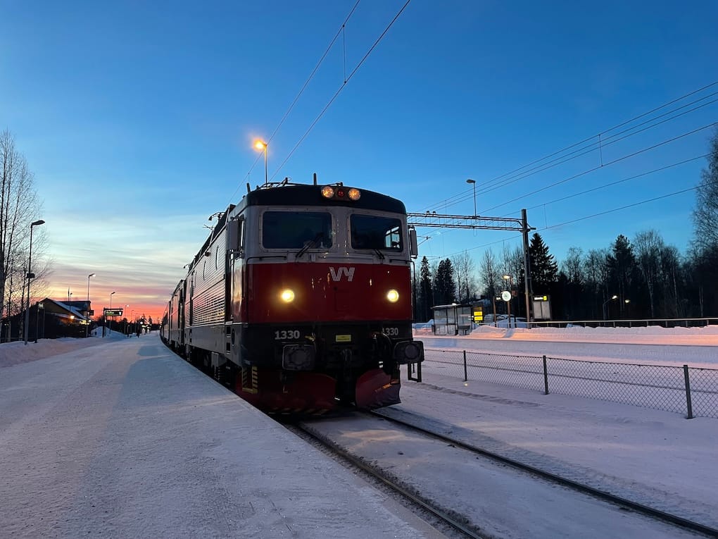 Nachtzug in Älvsbyn, Schweden, im Dämmerlicht um 10.15 Uhr.