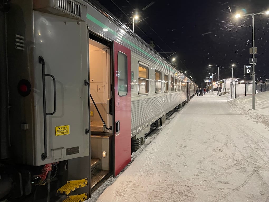 Ankunft in Kiruna mit dem Intercity bei leichtem Schneefall und kompletter Dunkelheit.