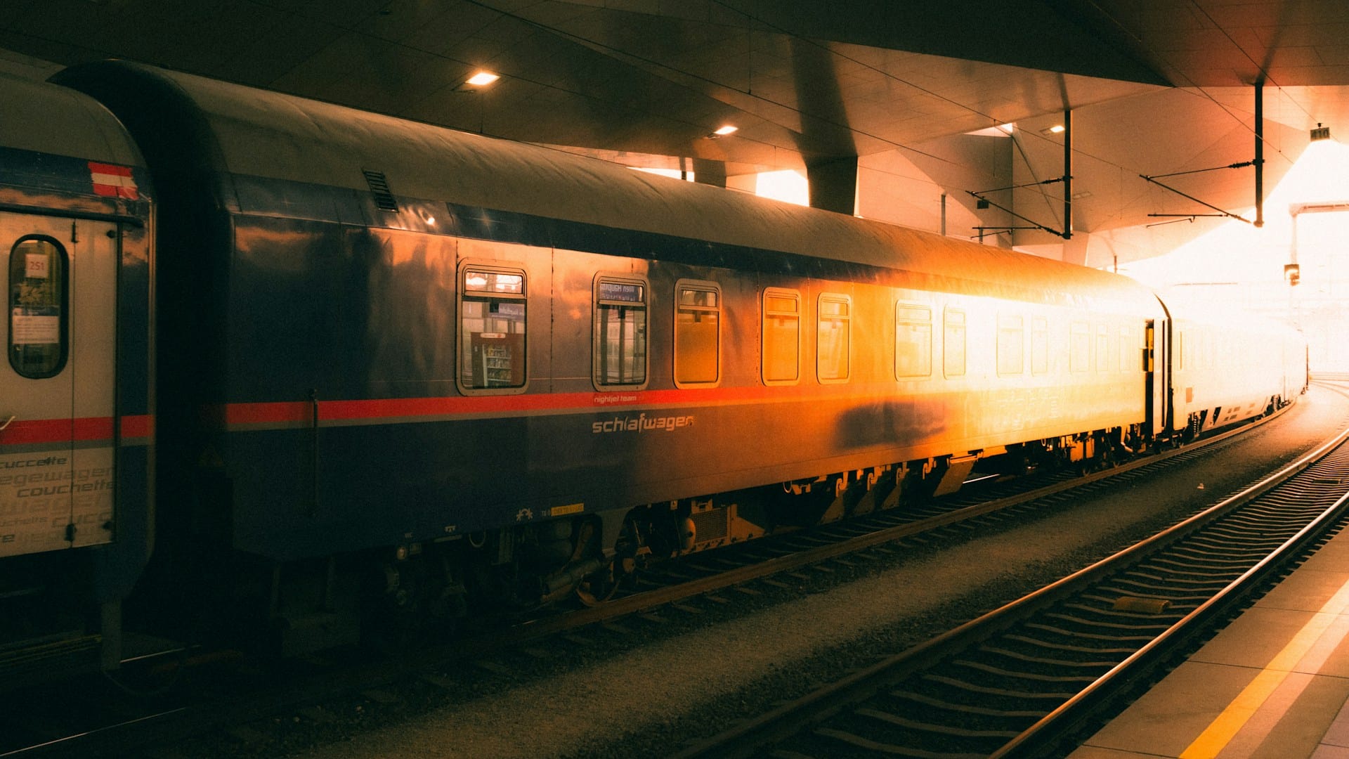 Ein ÖBB-Schlafwagen im Abendrot