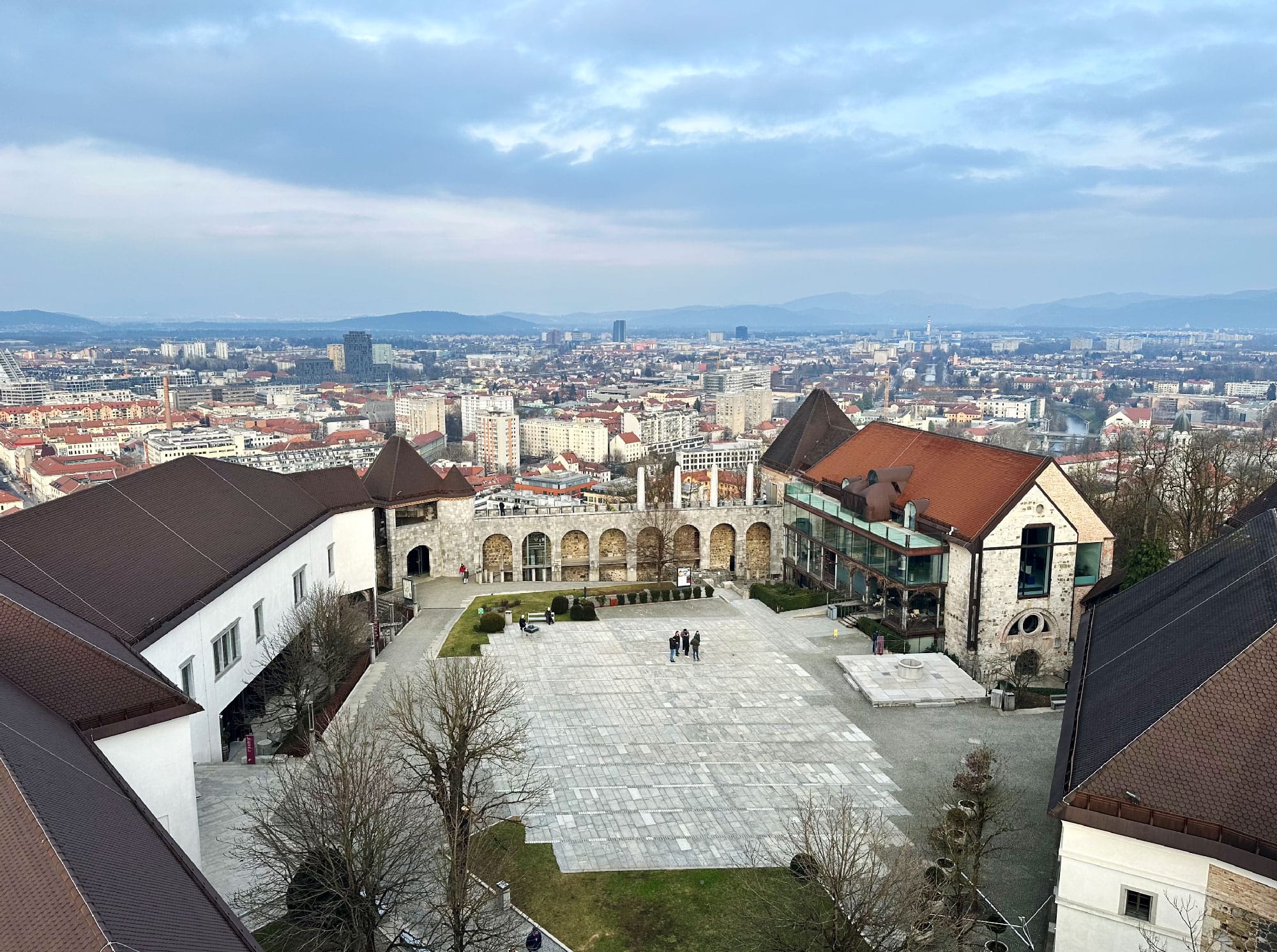 Ein Bild, das draußen, Himmel, Wolke, Fenster enthält.
KI-generierte Inhalte können fehlerhaft sein.