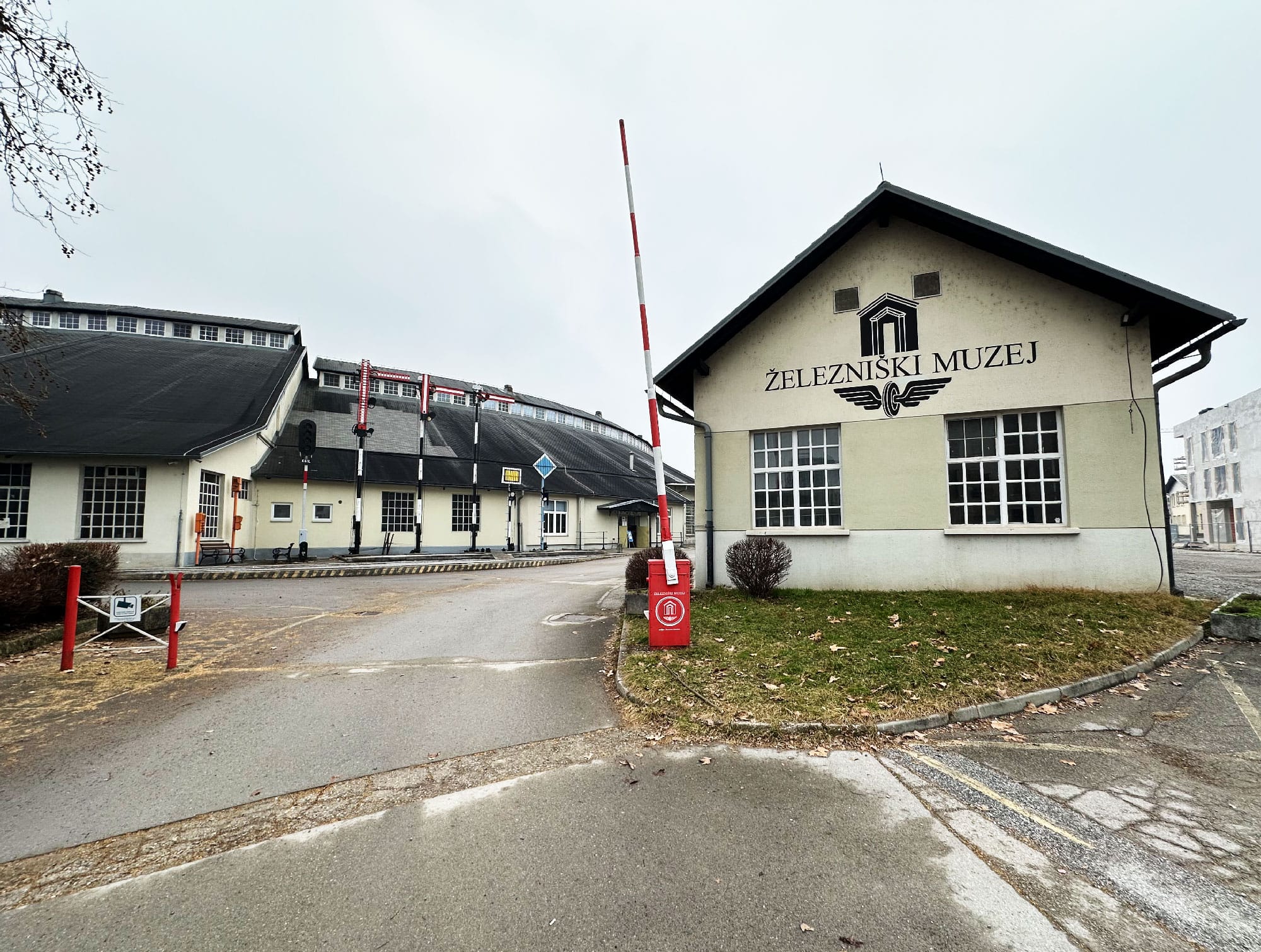 Eisenbahnnostalgie und historische Dampfloks in der alten Lokomotiv-Rotunde.