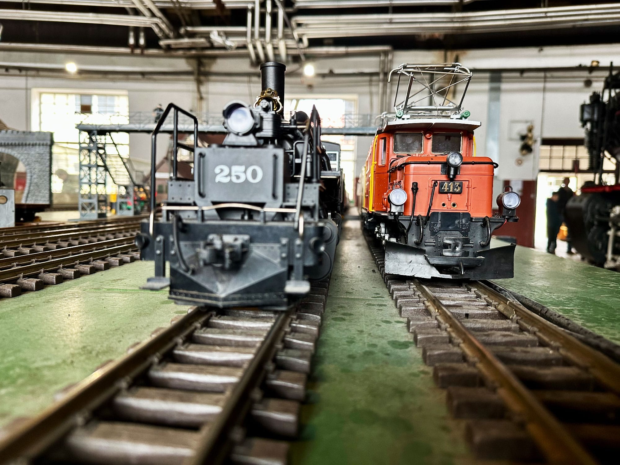 Ein Bild, das Zug, Eisenbahn, Bahn, Maschine enthält.
KI-generierte Inhalte können fehlerhaft sein.