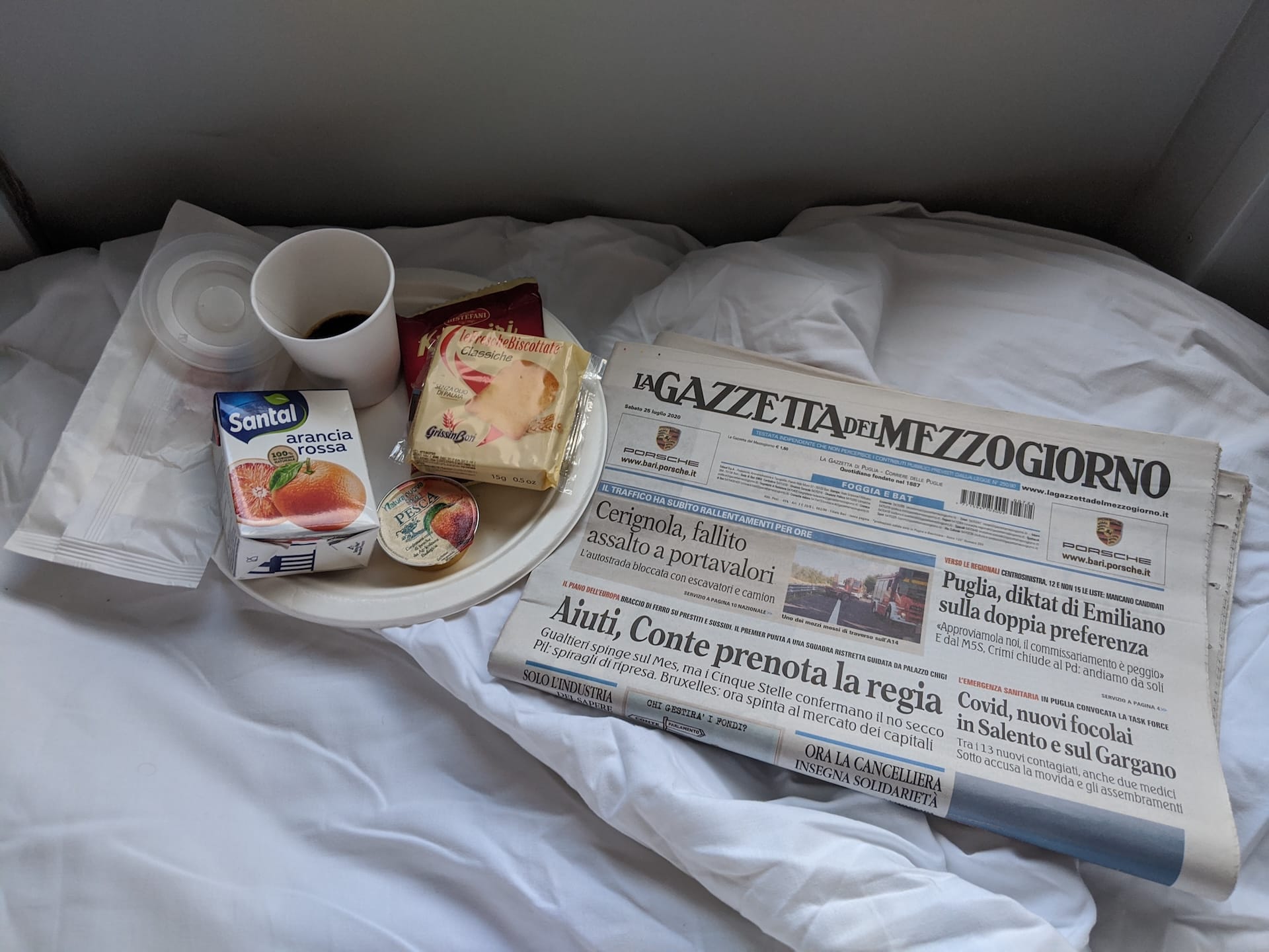 Zum Frühstück gibts im Schlafwagen eine Tageszeitung