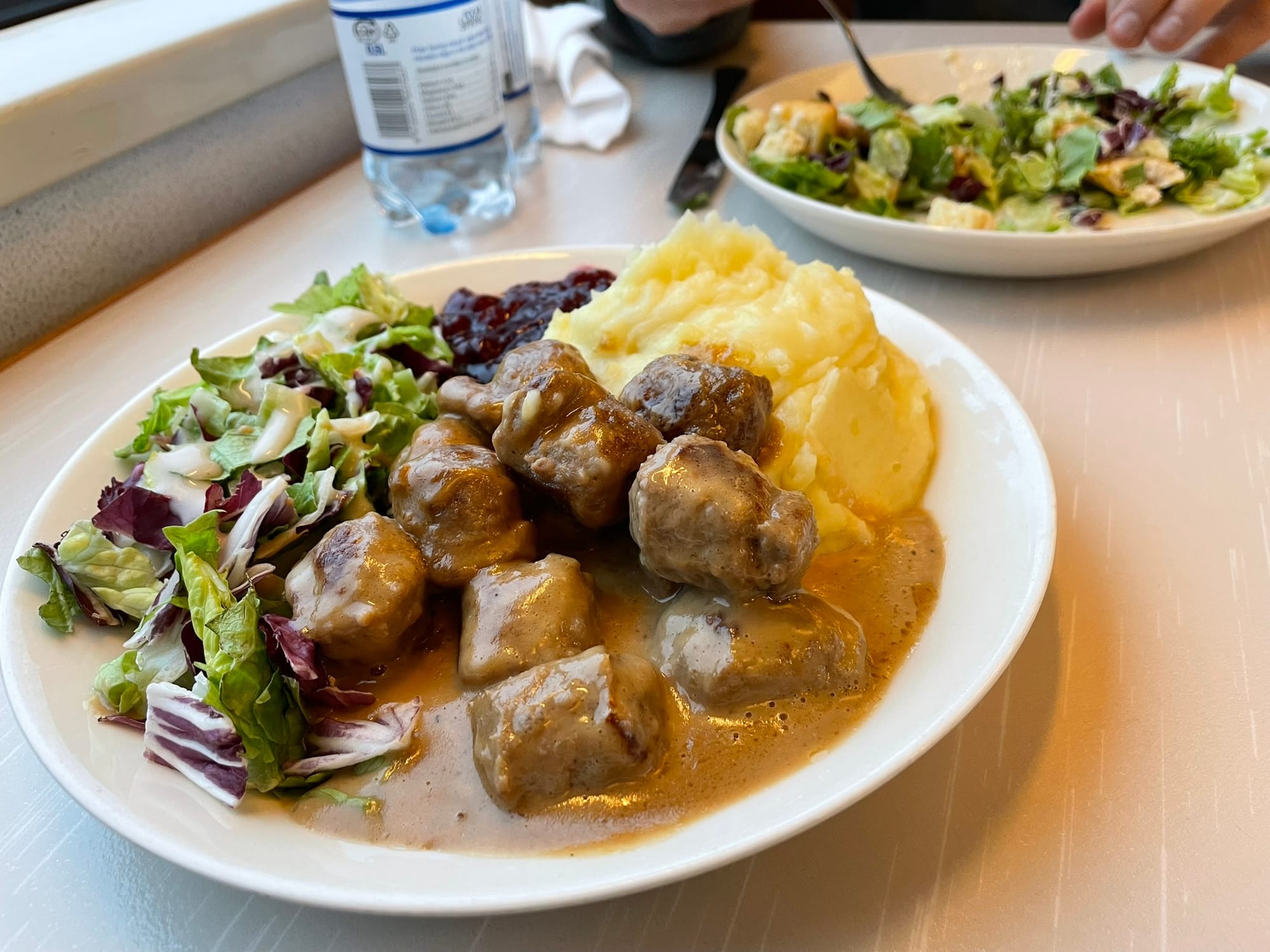 Meatballs with mashed potatoes – a classic dish served in the dining car of the Kolari night train.
