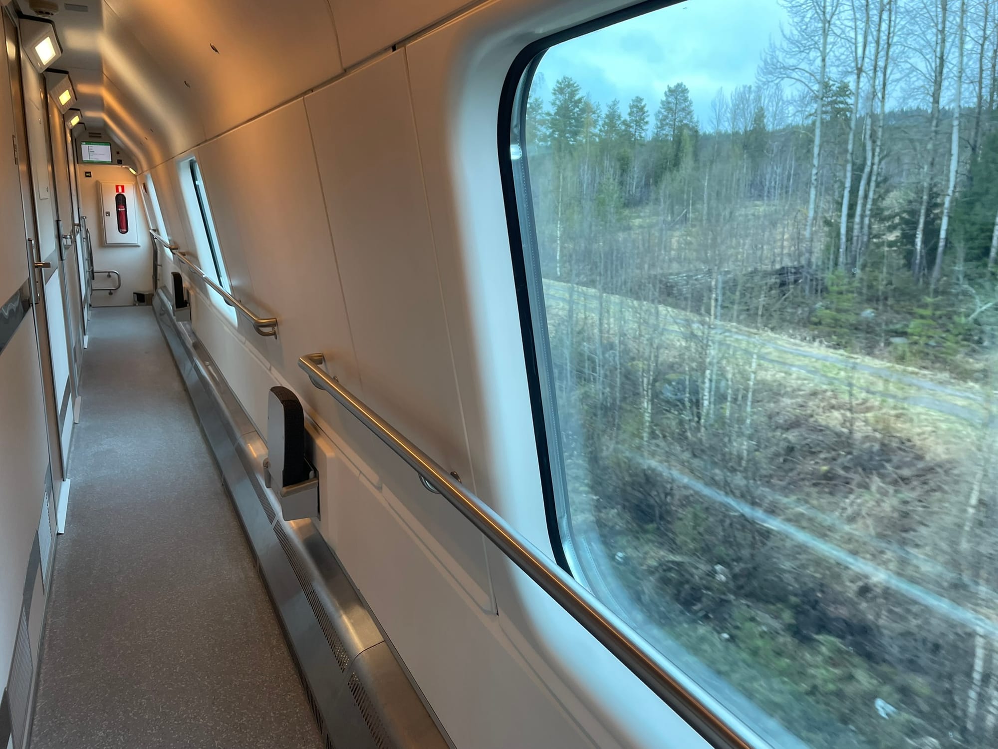 Even in the side aisles of the carriages, there is plenty of space.