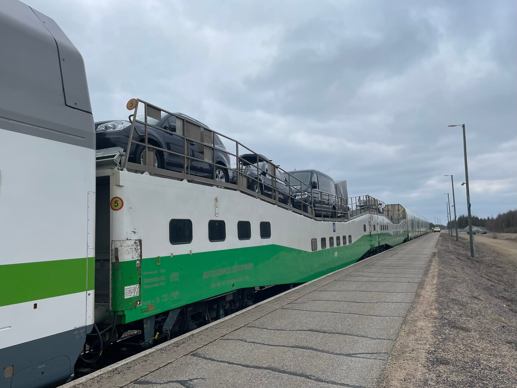 The car transport wagons at the end of the train: an ingenious concept from Finnish state railway VR.