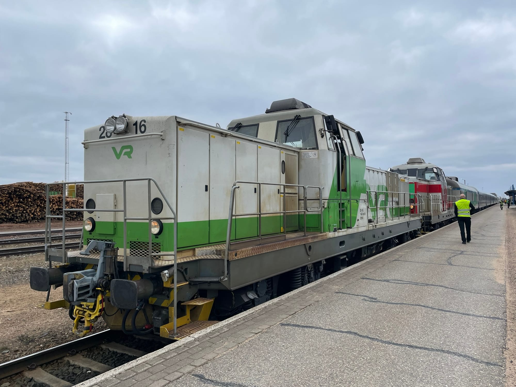 Diesel instead of electricity: these two diesel locomotives pulled us all the way to Kolari.