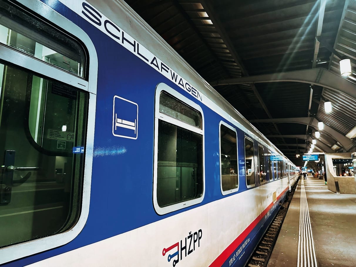 Das Rollmaterial der kroatischen Bahn HŽPP im Hauptbahnhof Zürich
