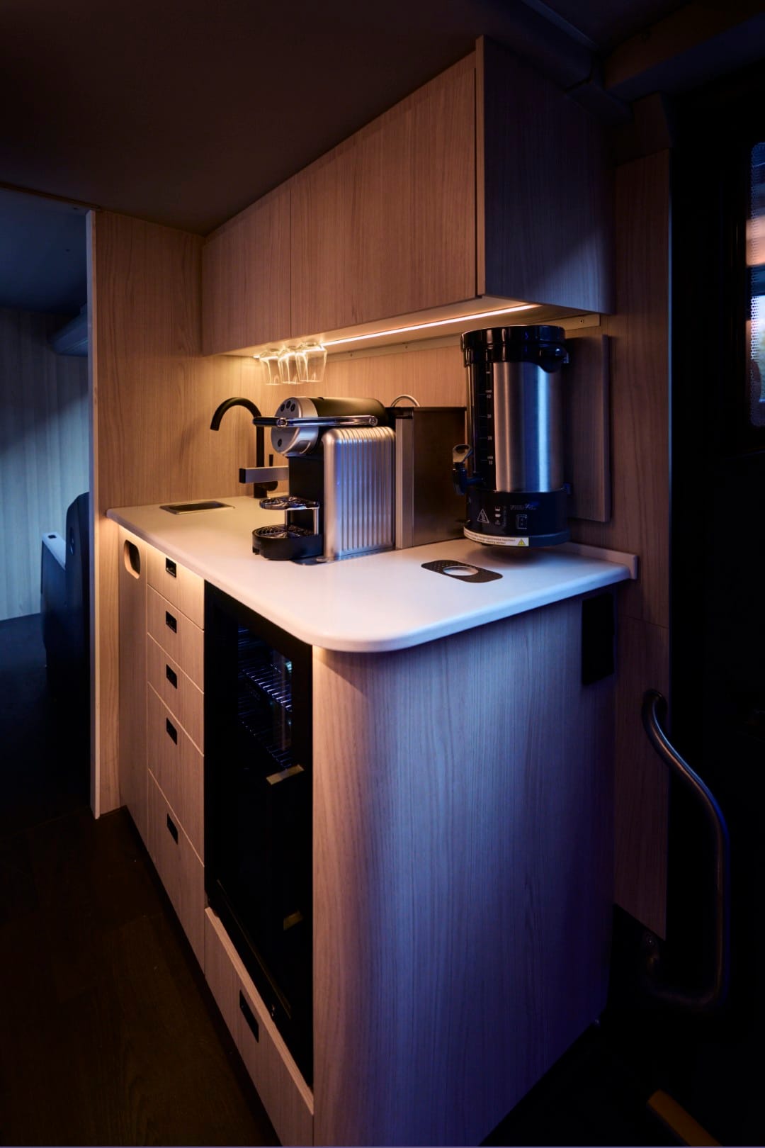 The bar with complimentary water and coffee (Photo: Twiliner / Remo Vettori)
