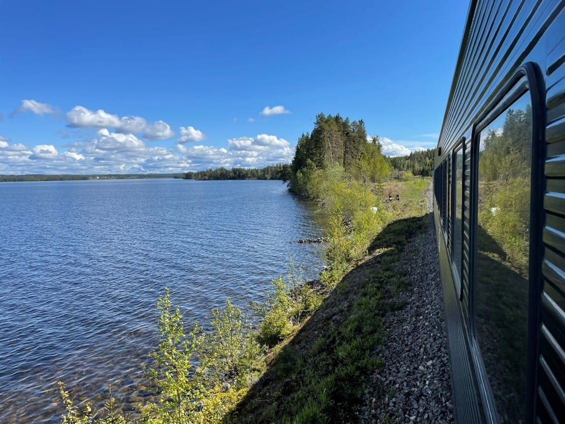 Ein Zug schlängelt sich durch die Natur von Jämtland, immer entlang von Seen und Wäldern