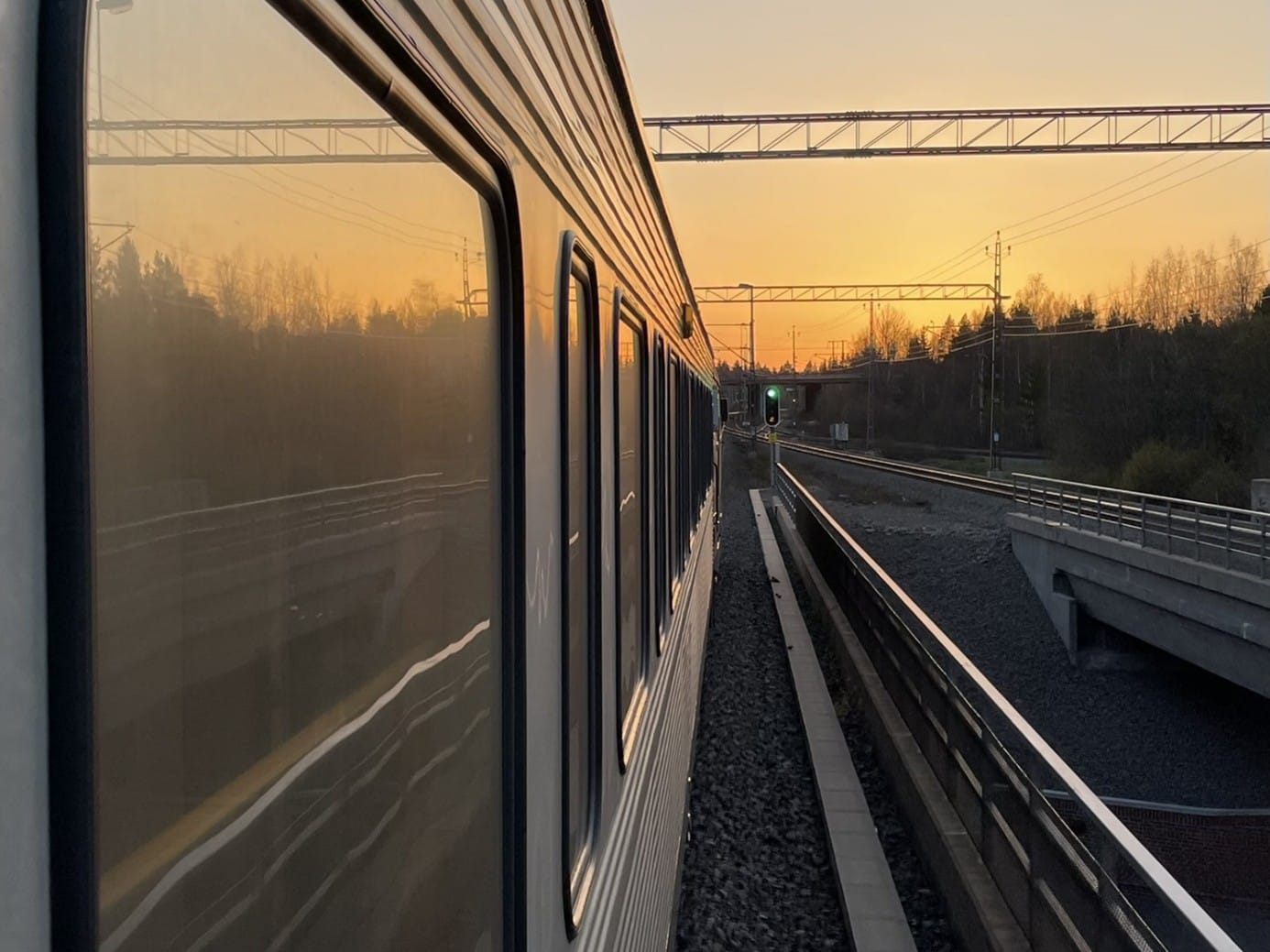 Ein Nachtzug aus Stockholm auf seinem Weg nordwärts in Richtung Mitternachtssonne