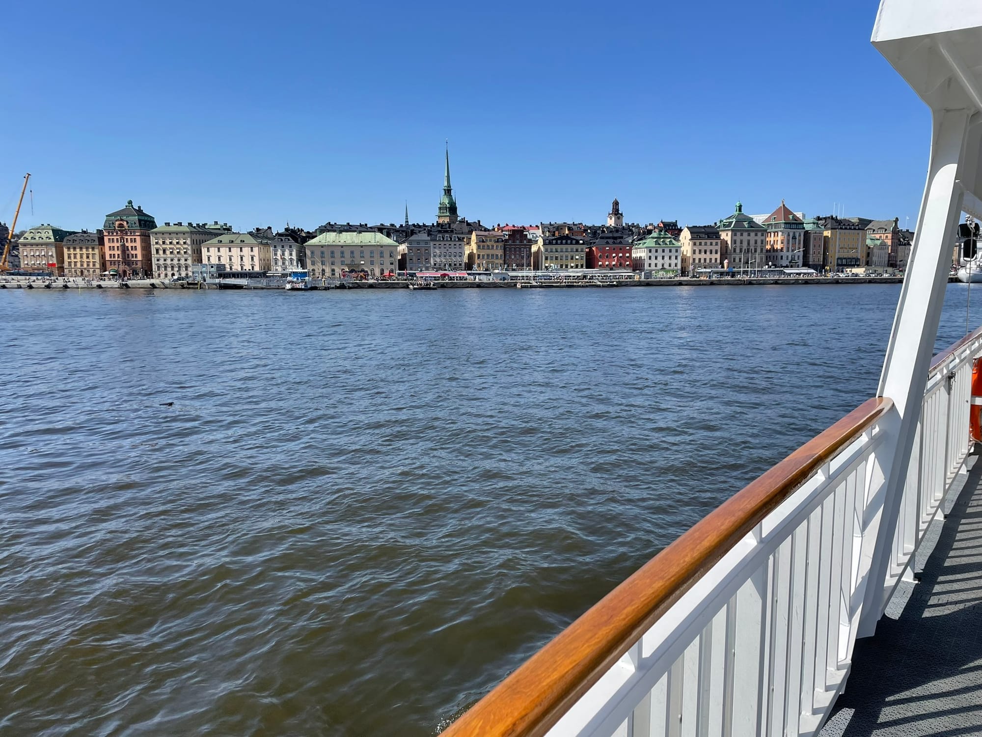 Blick aus einem Boot auf die Hafenfront von Stockholm