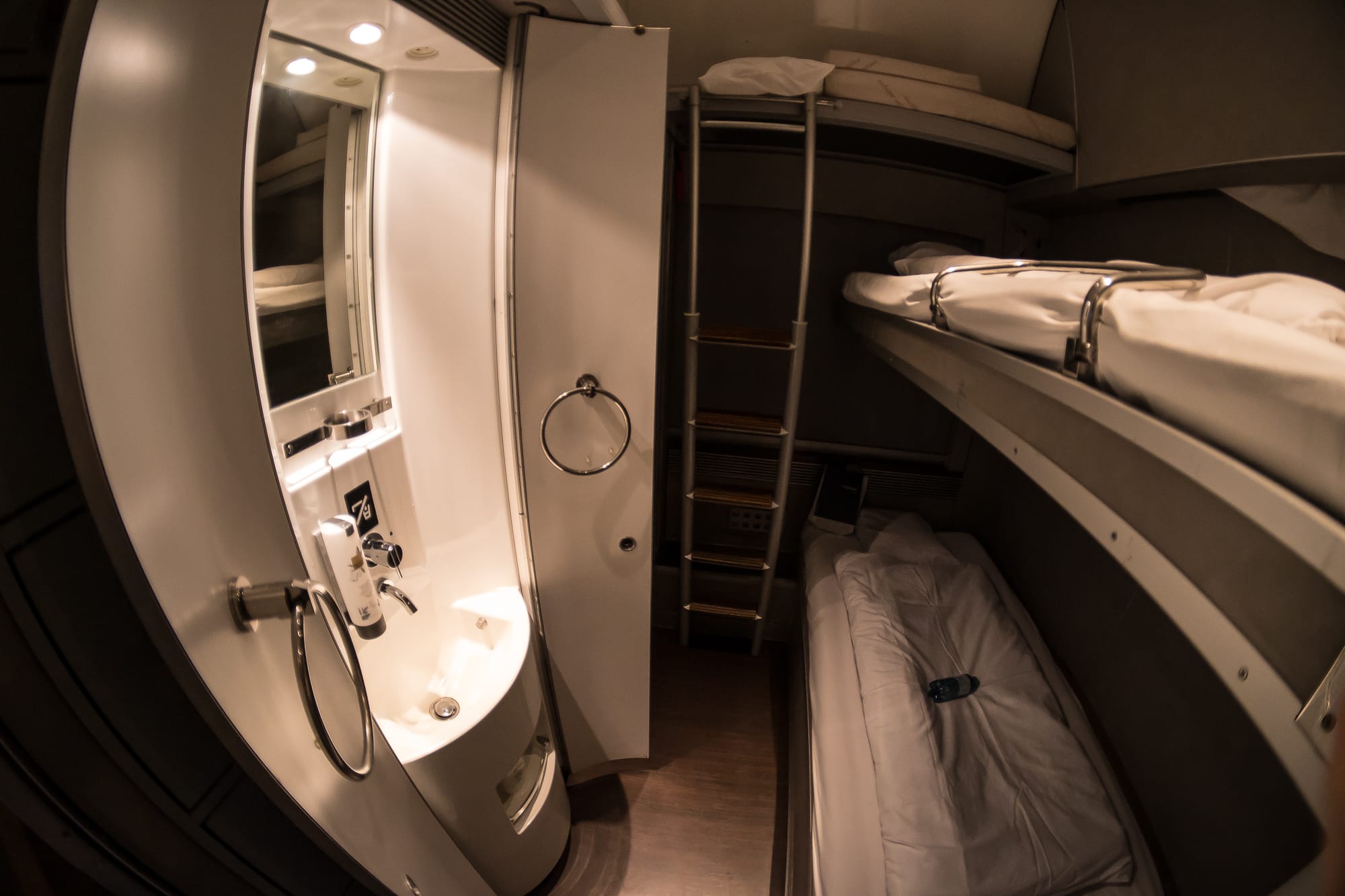 View into a sleeper car (Photo: Timo Grossenbacher)