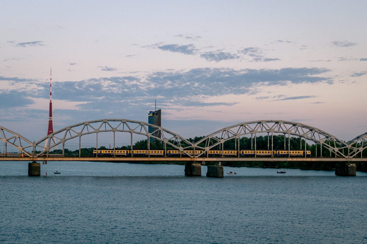 Ein Zug fährt über eine Brücke in der Nähe von Riga