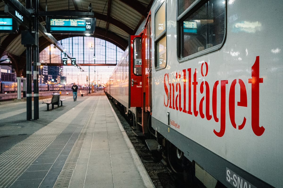 Ein Snälltåget-Nachtzug im Bahnhof Malmö