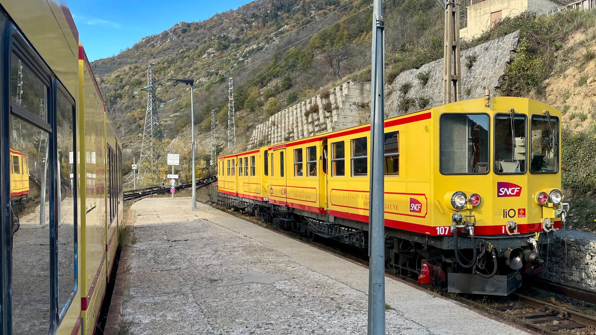 Zwei gelbe Züge des Petit Train Jaune.