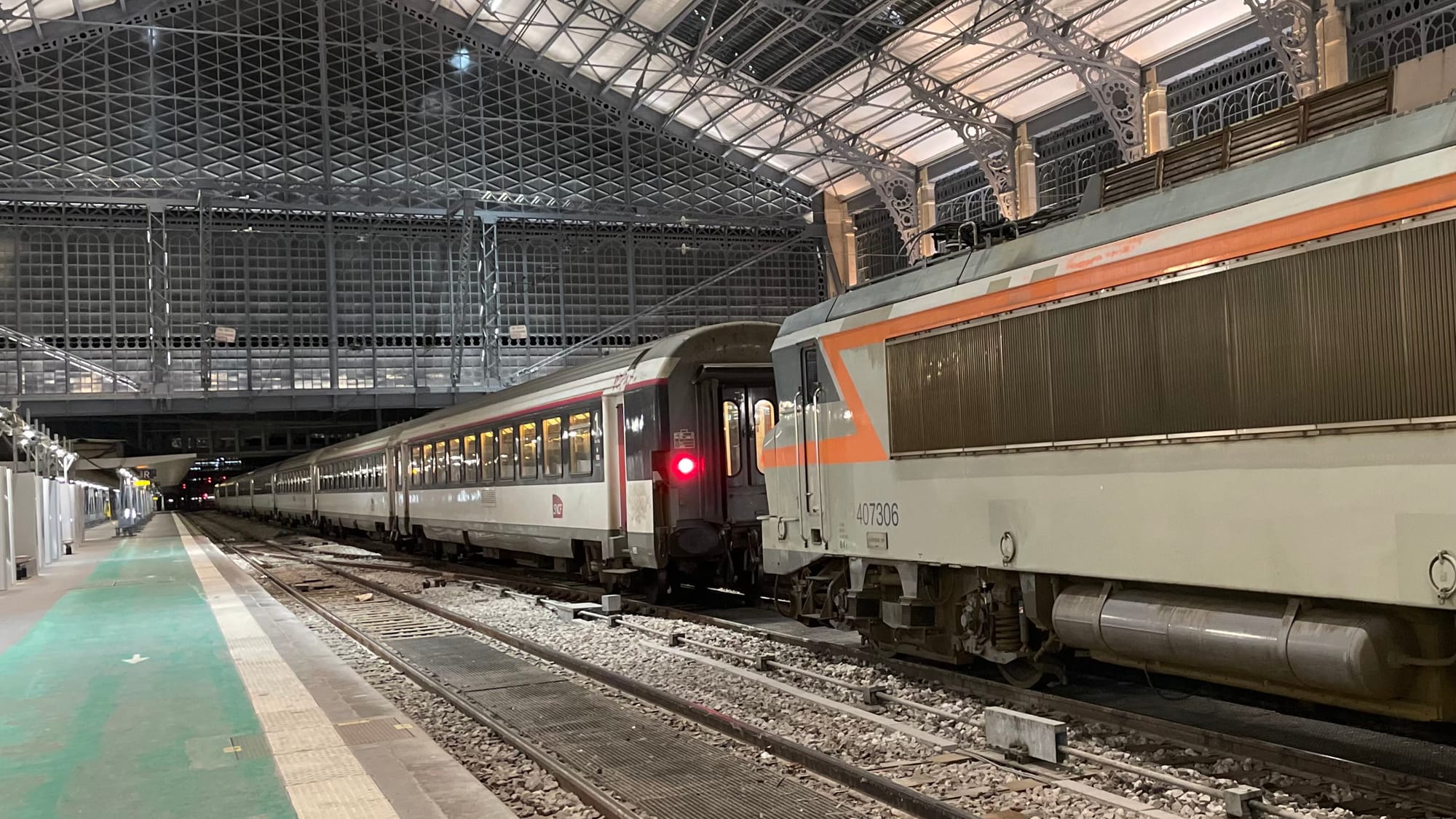 Blick in den nächtlichen Gare d'Austerlitz.