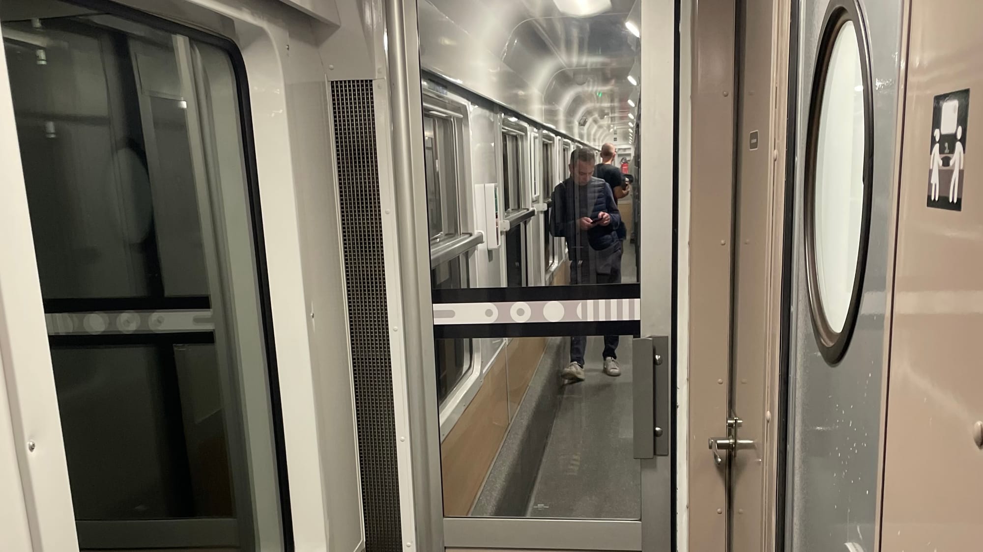 Blick in einen hell erleuchteten Gang eines Nachtzuges in Frankreich.