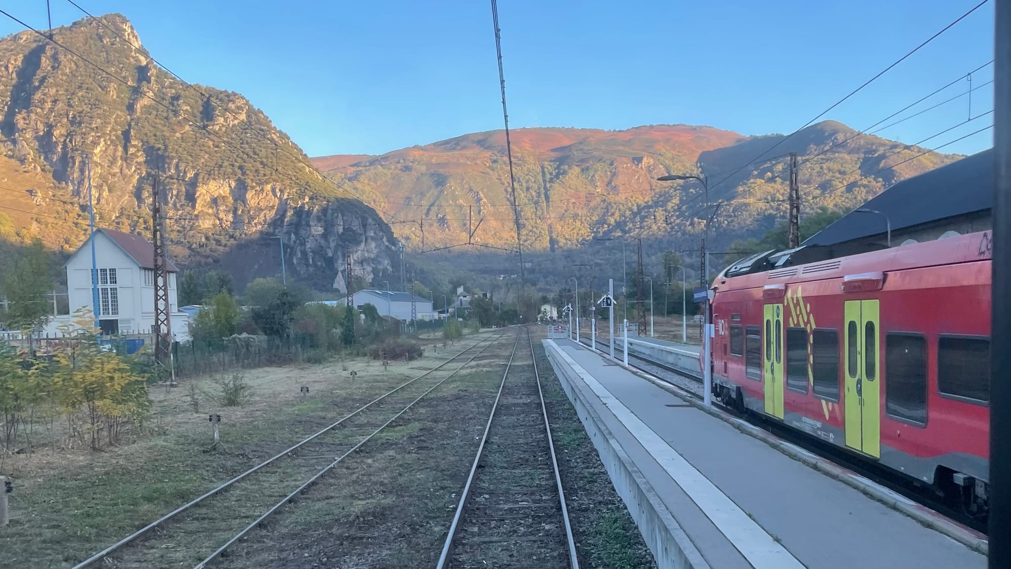 Blick aus dem Nachtzug in die Pyrenäen.