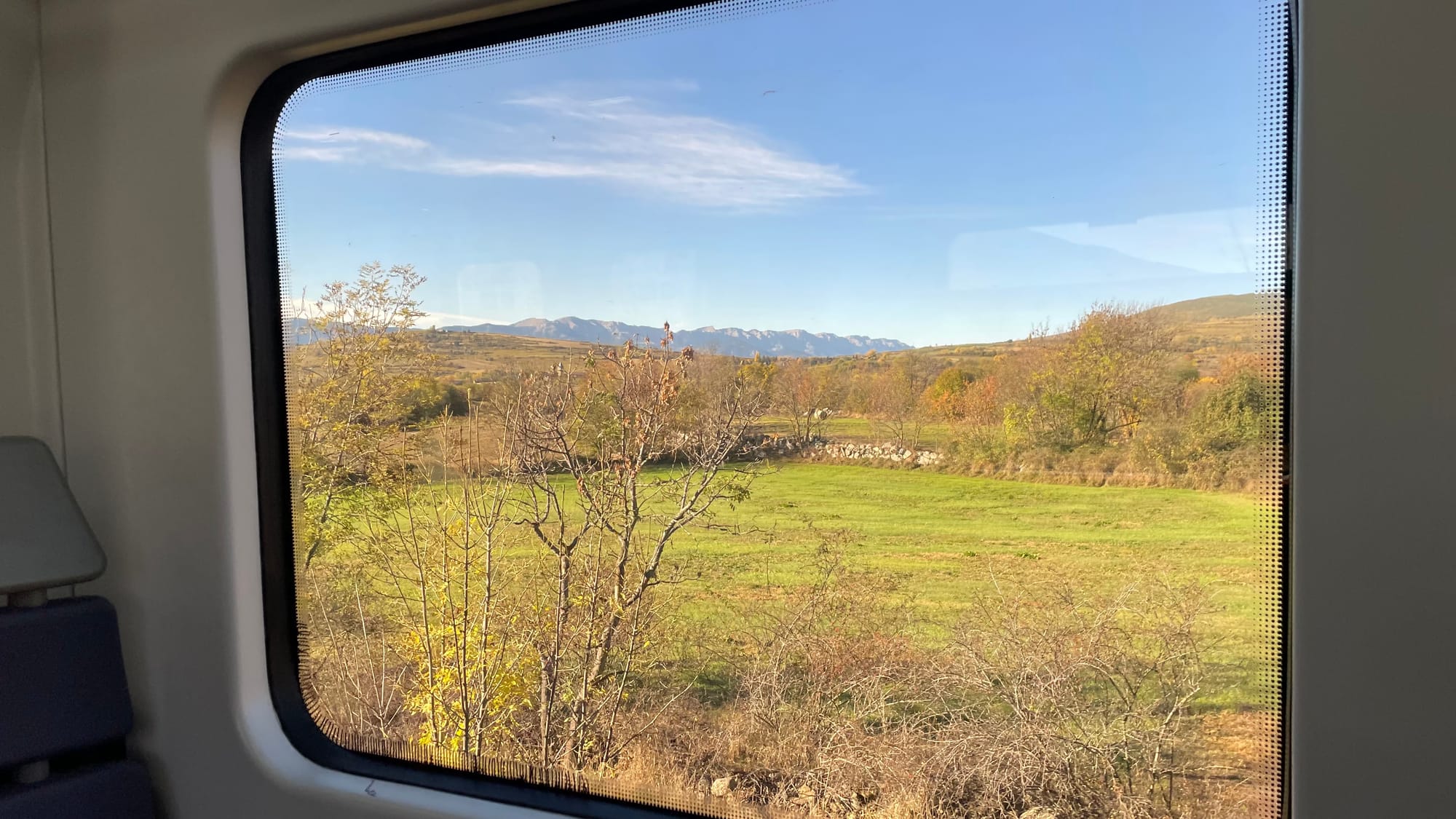 Blick aus dem Fenster der S-Bahn von Latour-de-Carol nach Barcelona.