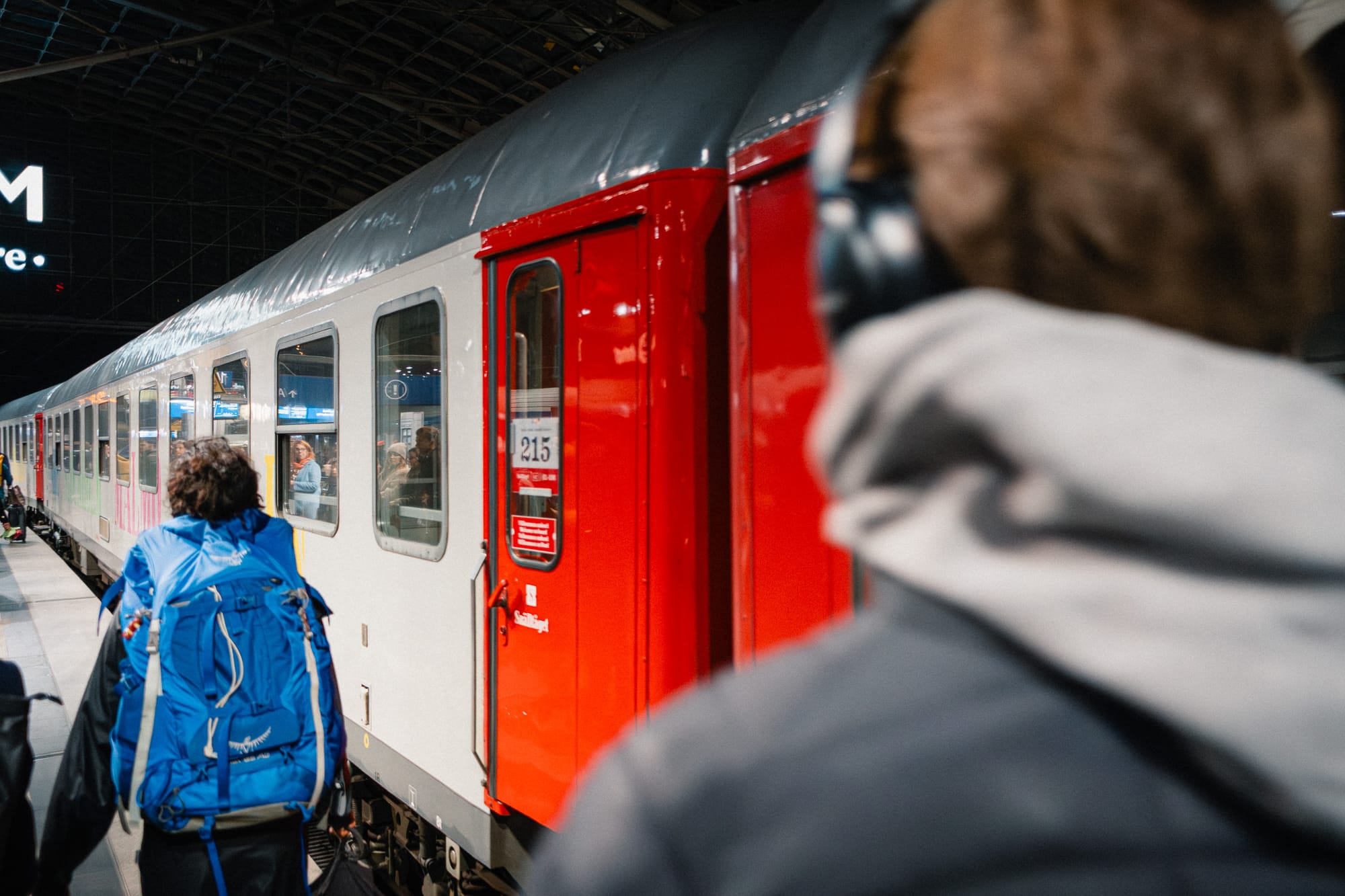 Alles einsteigen! Der Nachtzug rauscht in den Berliner Hauptbahnhof