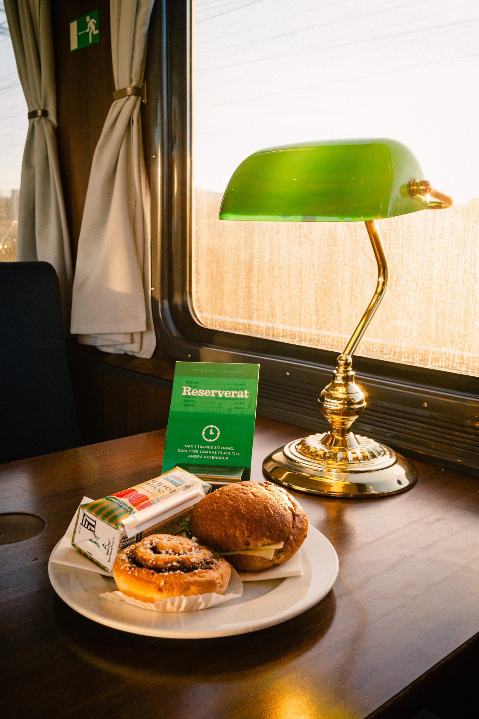 Für das Frühstück ist ein Platz im Speisewagen reserviert