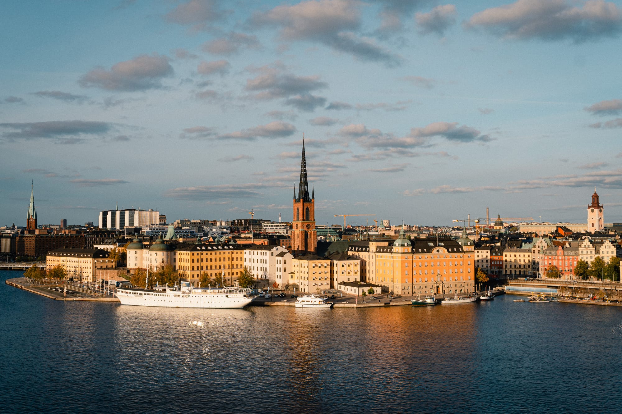 Blick auf die Insel Riddarholmen im Zentrum von Stockholm