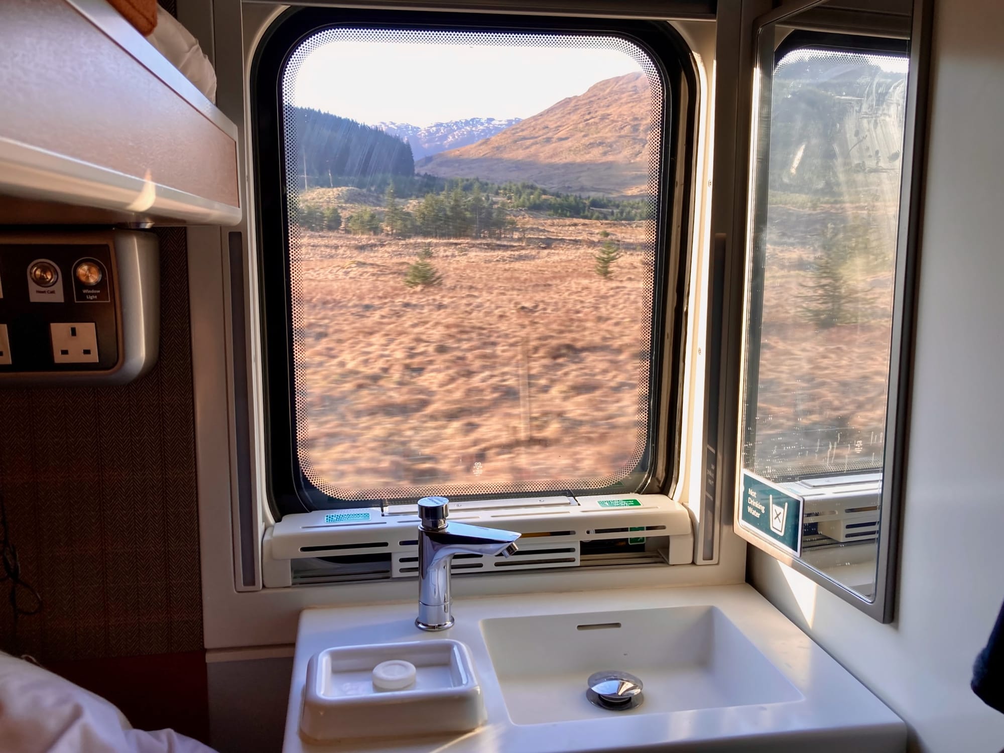 Aussicht auf die Highlands vom Zweierabteil