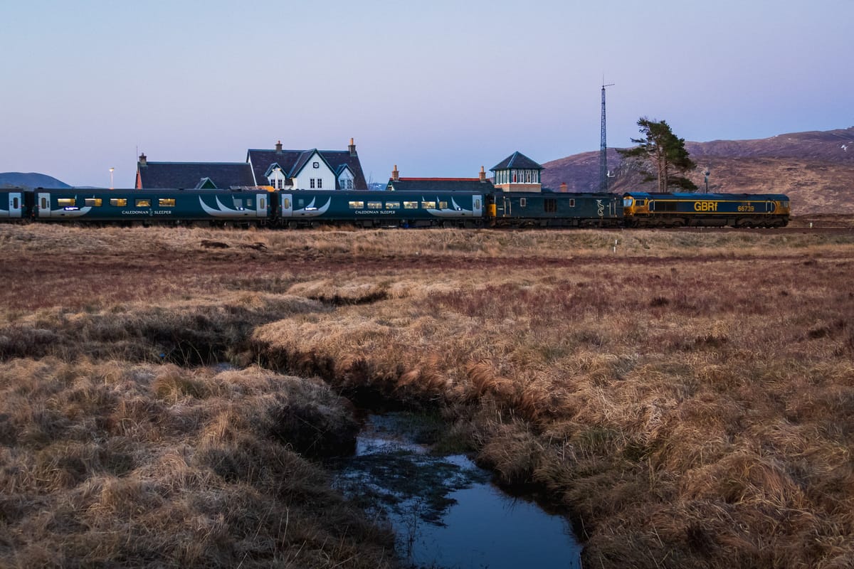 Der Caledonian Sleeper hält am Bahnhof Corrour, bekannt aus dem Film "Trainspotting"