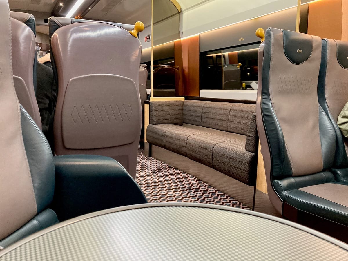 Der Lounge Car mit Sofa lädt zum Verweilen ein
