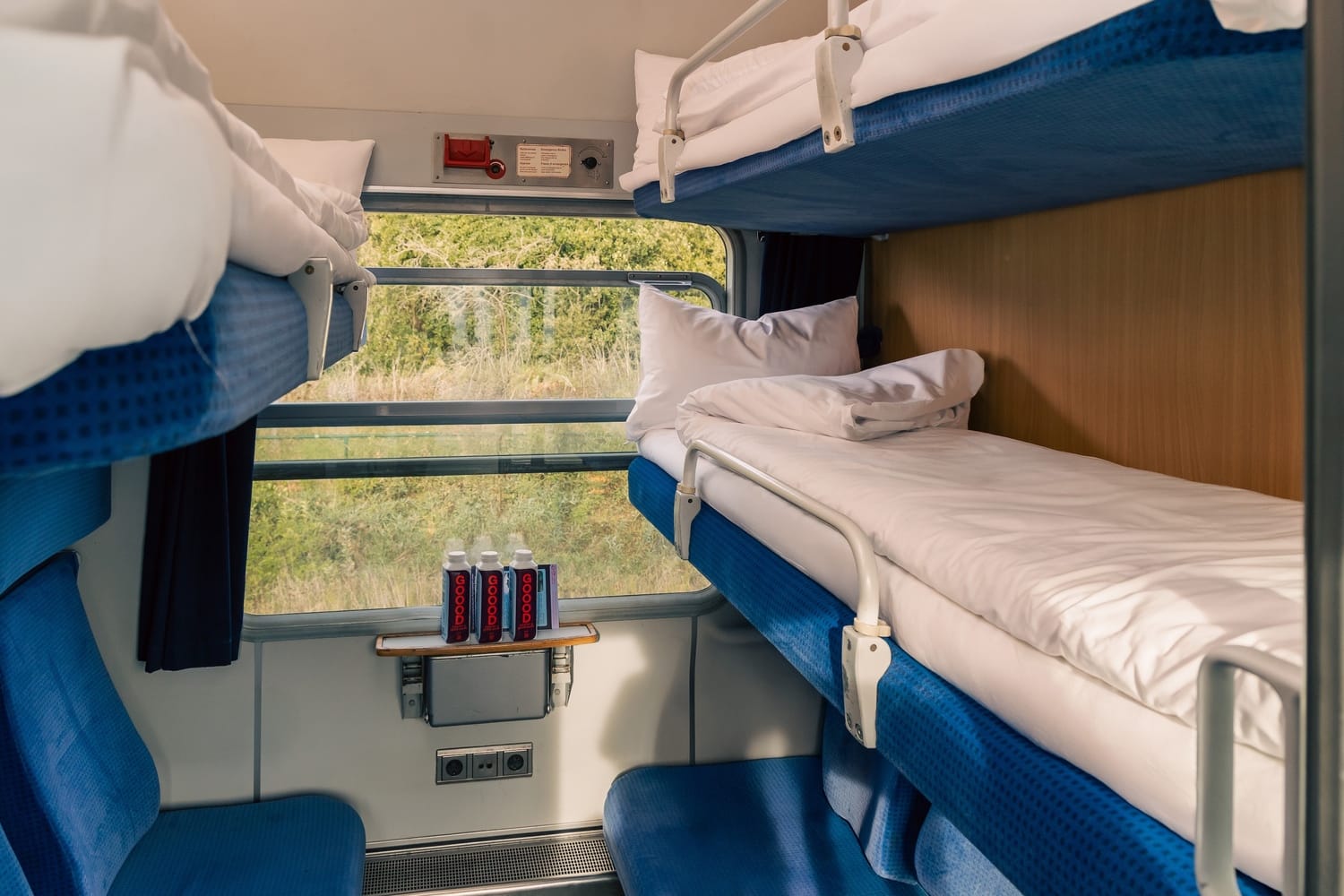 Ansicht des Standard-Liegewagenabteils mit Matratzen