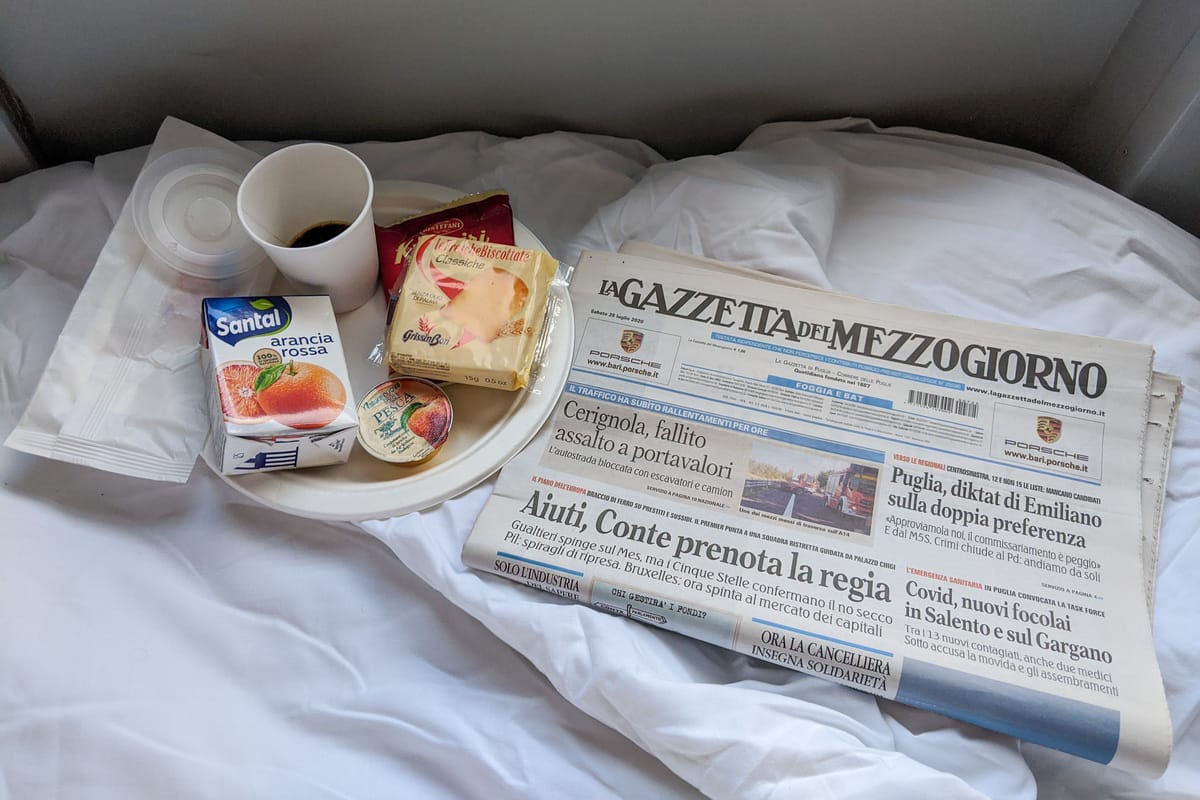 Das Frühstück mit frischem Espresso und Zeitung