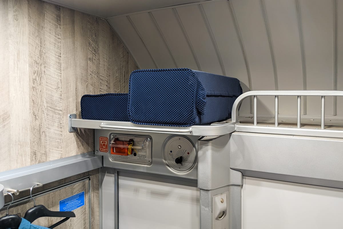 Gepäckablage im Schlafwagen, darunter die Temperaturregelung