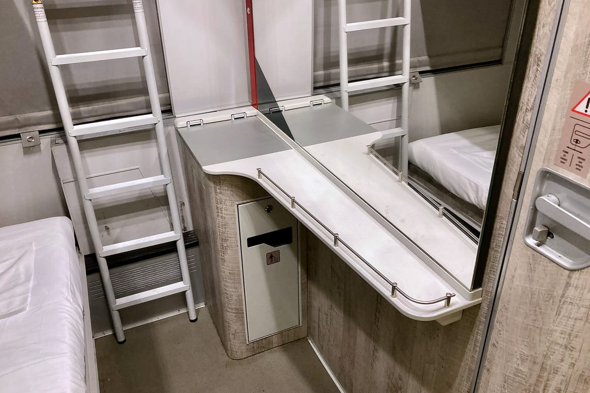 Das Waschbecken findet sich ganz hinten links