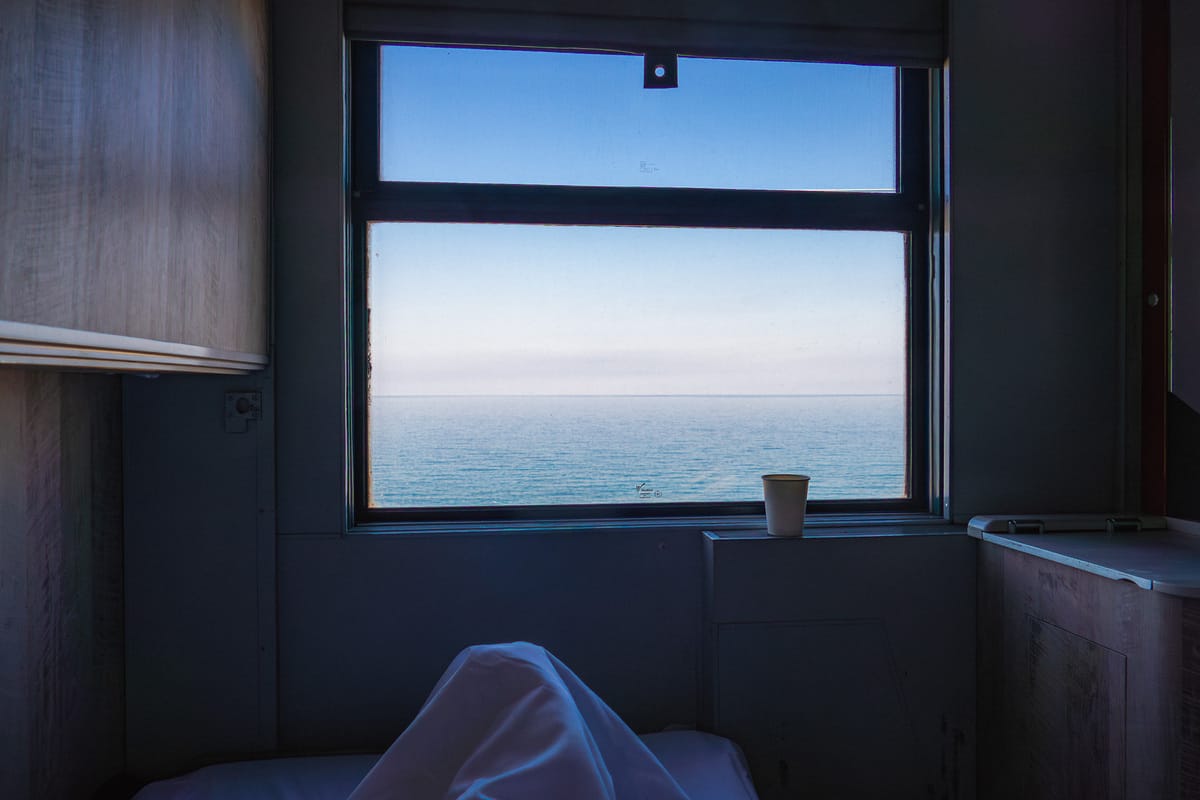 Aussicht aus dem Schlafwagen auf das Meer