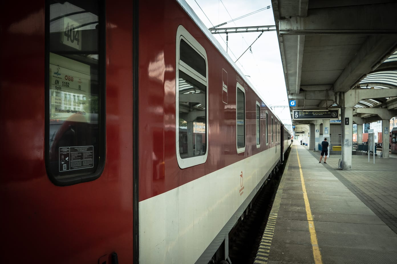 Der Zug an seinem Endhalt beim schmuklosen Bahnhof Petržalka