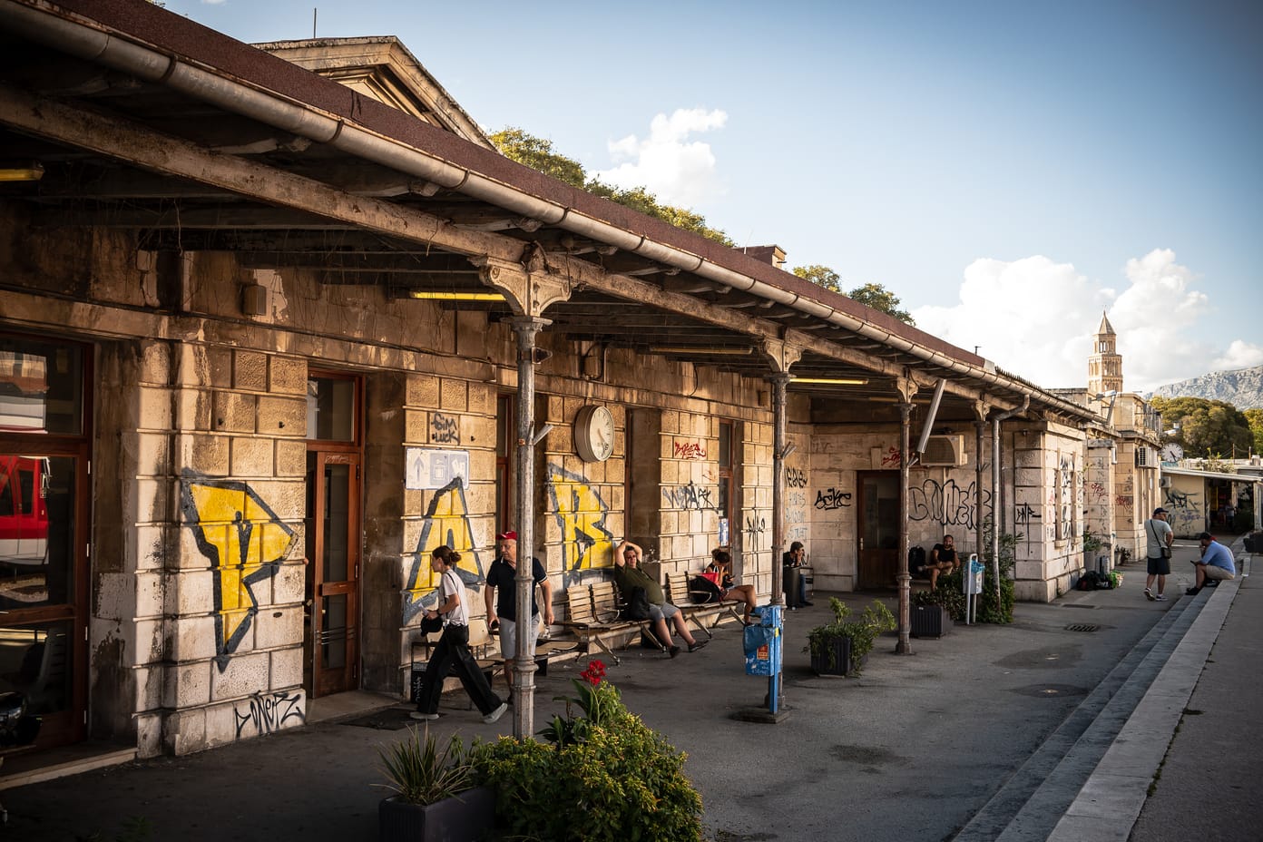 Das Bahnhofsgebäude von Split hat seine beste Zeit sicher hinter sich