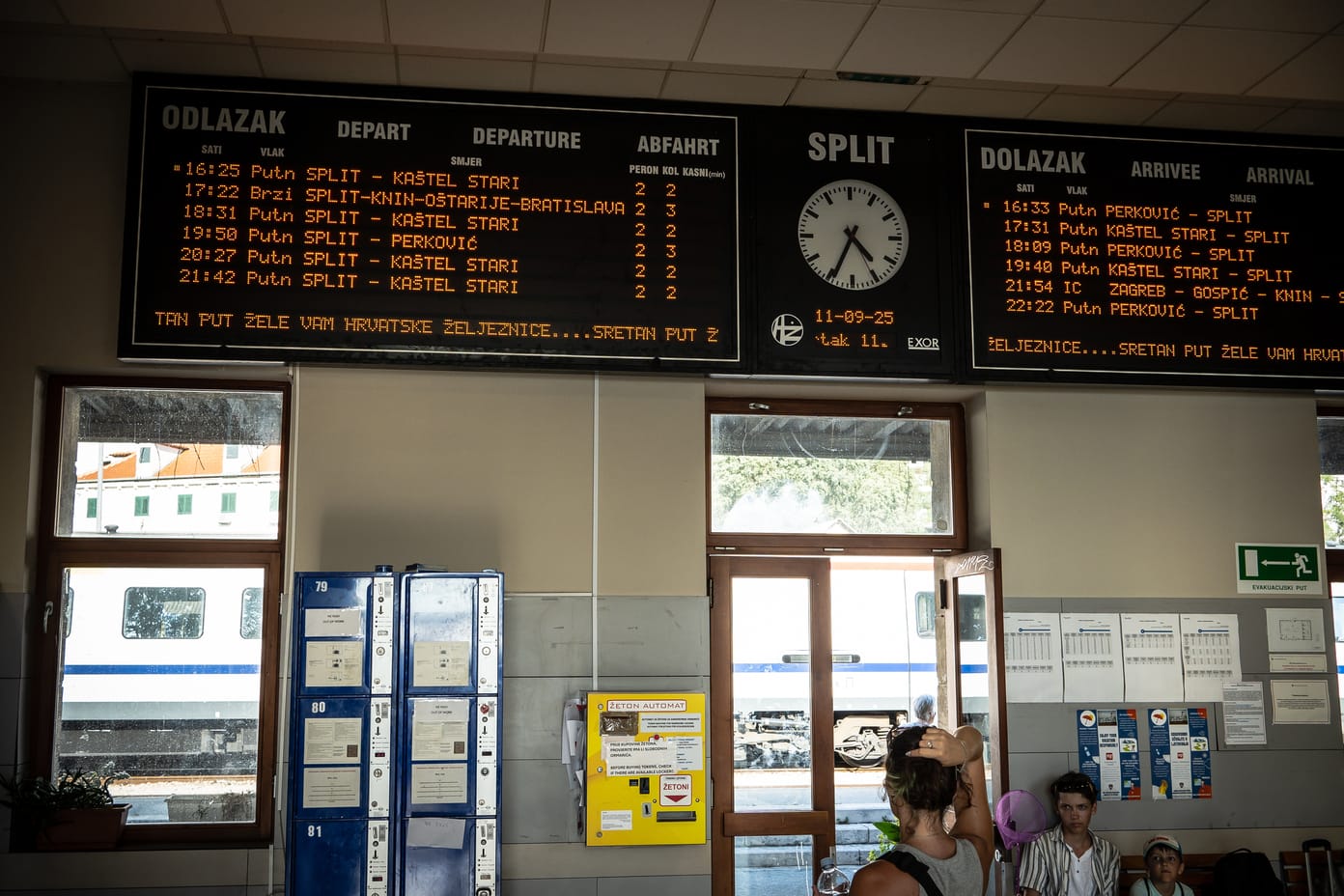 Abfahrts- und Ankunftstafel im Bahnhof Split 