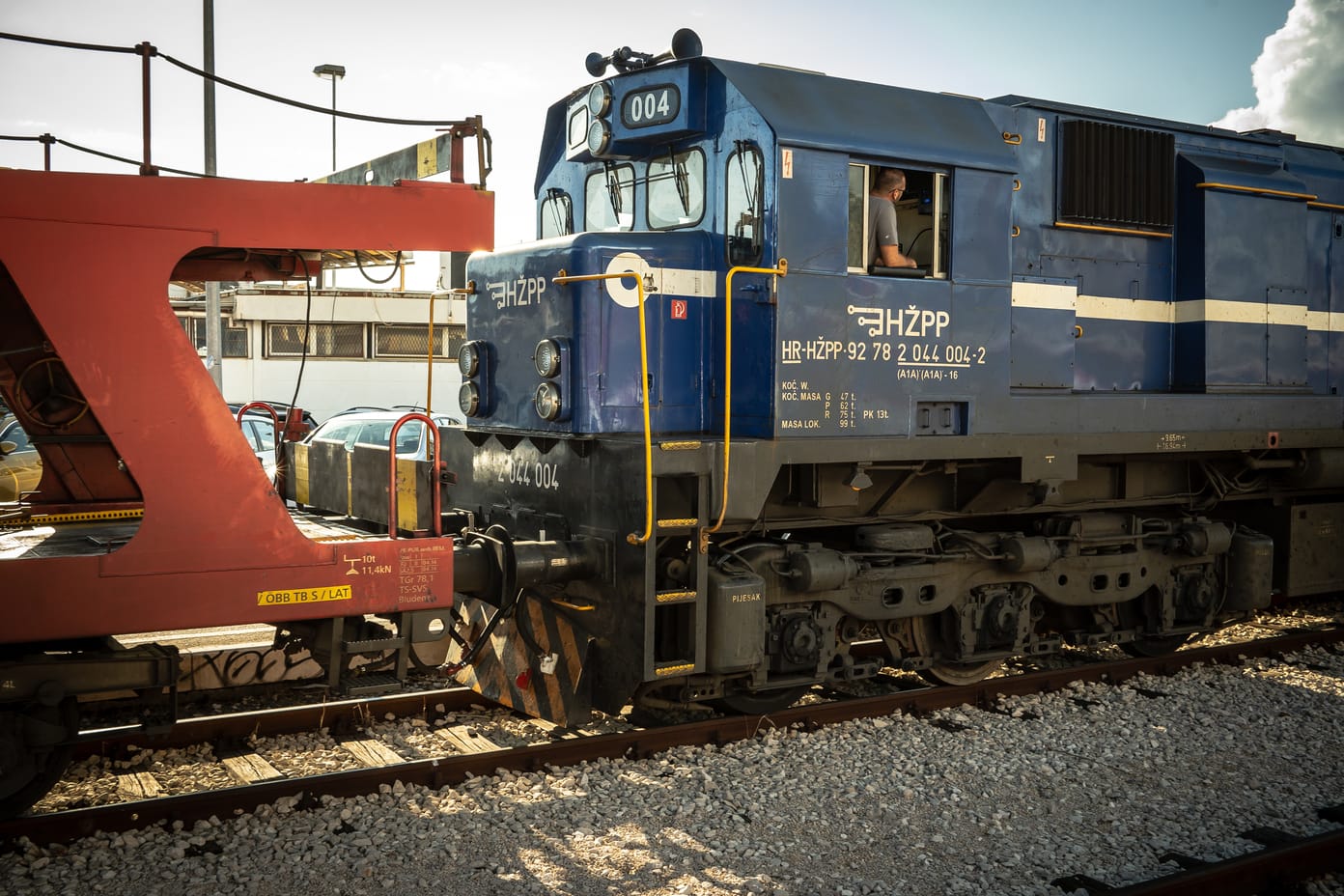 Die kroatische Lok am Rangieren der Fahrzeugtransportwagen