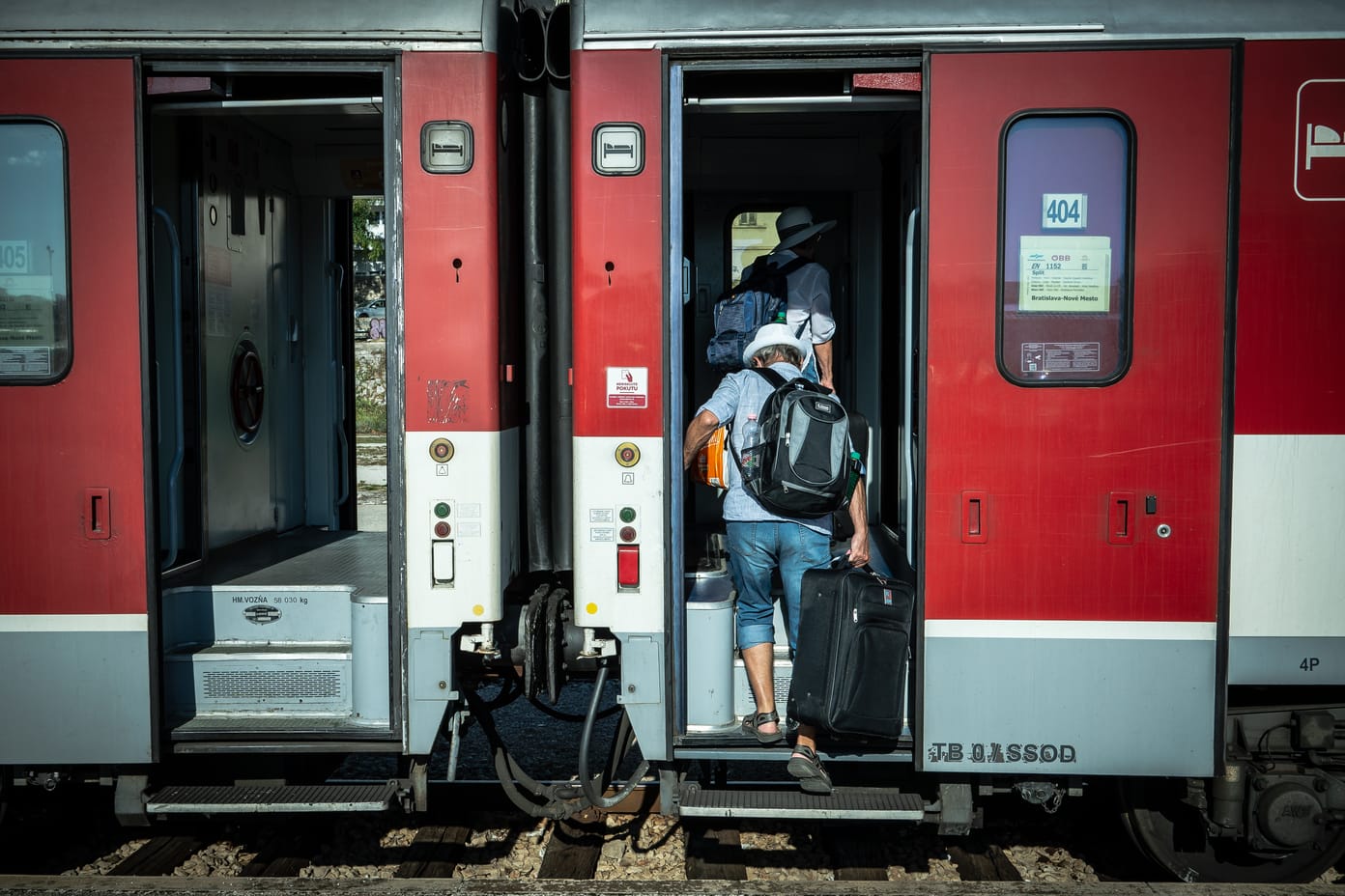 Reisende besteigen den Schlafwagen