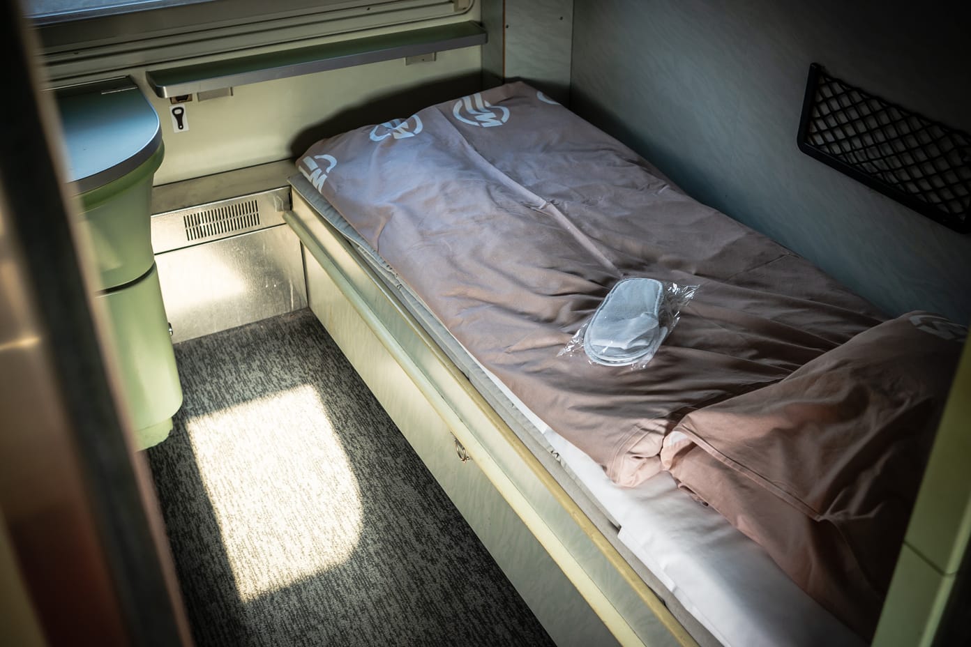 Die Betten im Schlafwagenabteil sind bereits bezogen