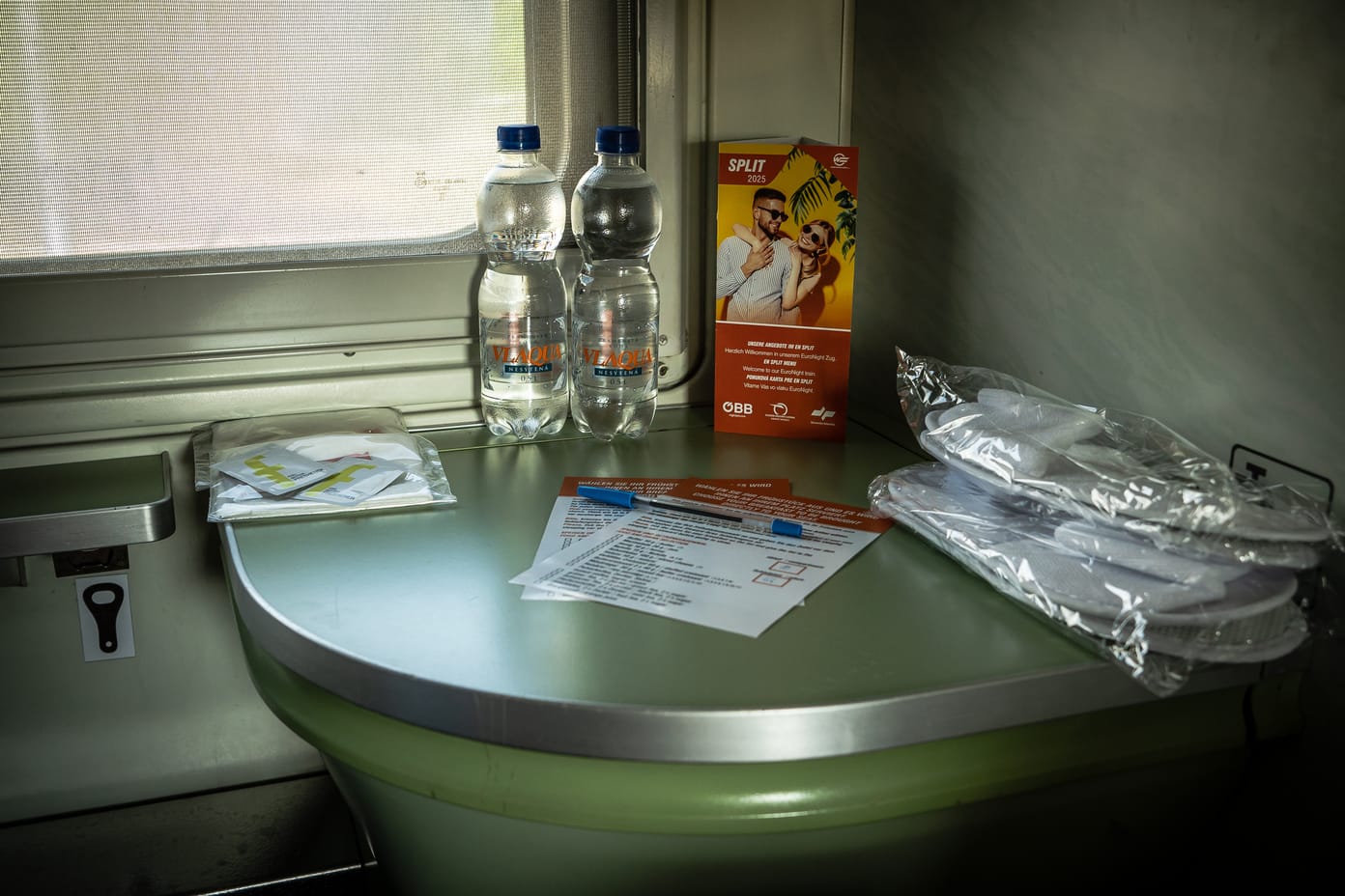 Unter dem Tischchen befindet sich das Waschbecken