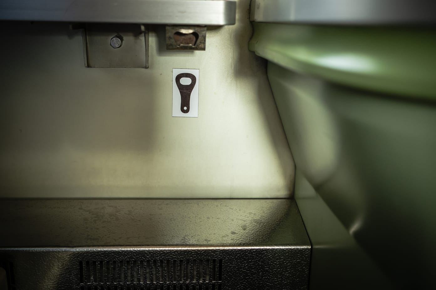 Ein Flaschenöffner, fest montiert am Fenstersims