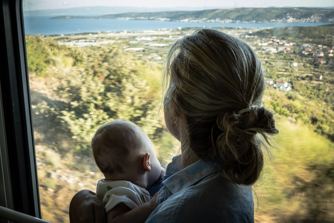 Mutter und Sohn geniessen die Aussicht