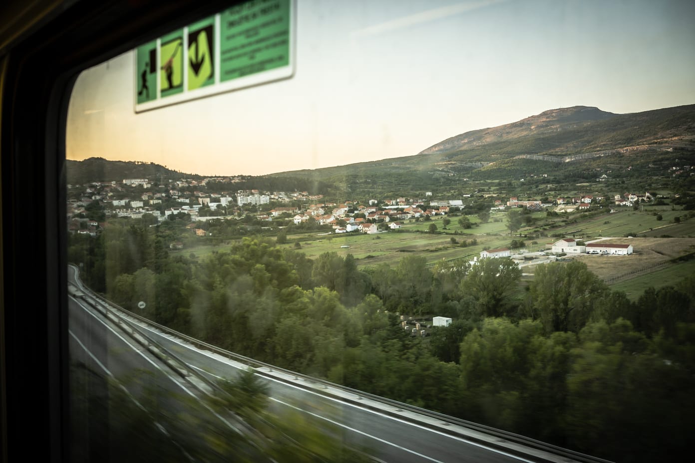 Fahrt durch Kroatien zur blauen Stunde