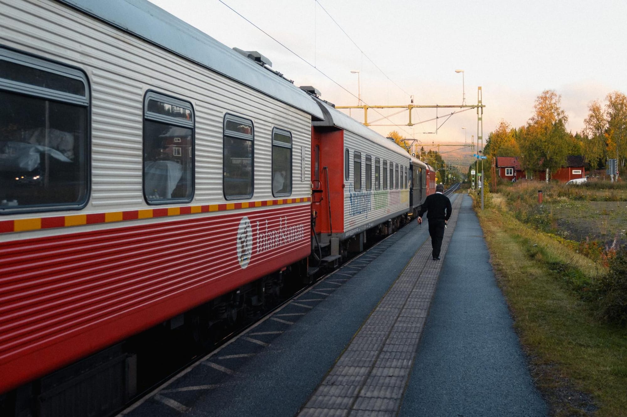 Der Snälltåget am Bahnhof Undersåker