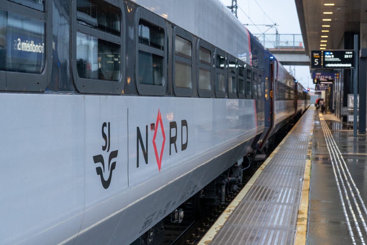 Le train de nuit de SJ Norge portant l’inscription « SJ NORD » à quai à Oslo